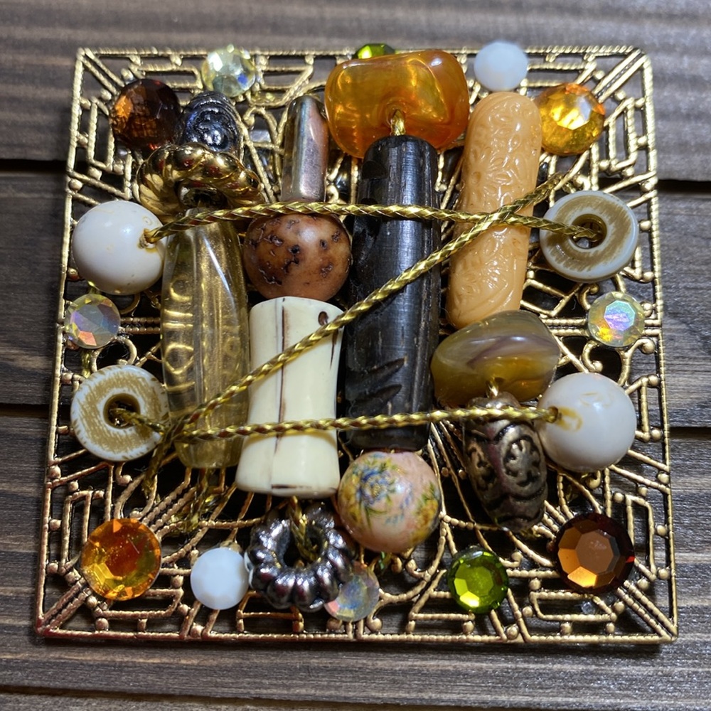 Vintage gold-tone collage brooch featuring various beads and gemstones - Picture 8 of 8